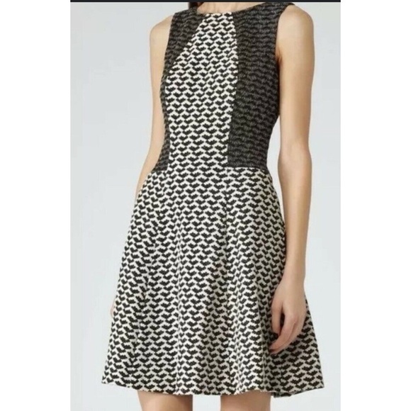 REISS DRESS SLEEVELESS GEOMETRIC FIT & FLARE WHIMSYGOTH CORPCORE BLK WHT 6 - Picture 1 of 12